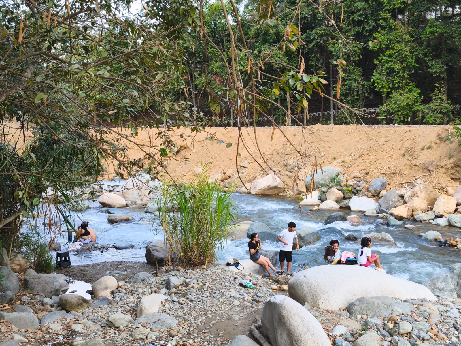 Familias disfrutando del río en Jaén Restobar
