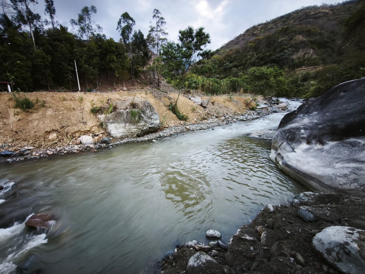 Corriente del Río & Montañas
